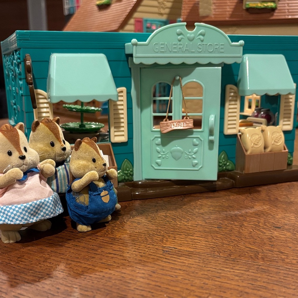 Li’l Woodzeez General Store Playset with Chipmunk Family